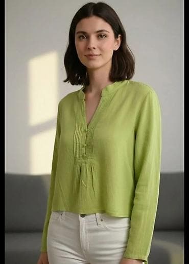 Ostala ženska odeća: Ženska bluza u svetlozelenoj boji. - Kroj: ležeran, blago kratka — 1