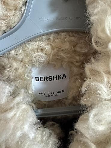 cizme opposite: Bershka ženska jakna sa veštačkim krznom - Model: kratka — 3