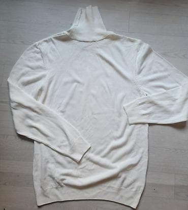 Bela rolka veličine M Dužina ramena 48 cm Dužina pazuha 51 cm Dužina