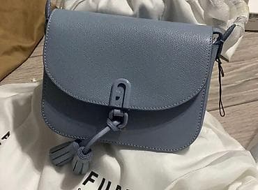 torba dimenzije x: Furla. Avio boja. Slikana je na više vrsta osvetljenja. Uz torbu se — 2