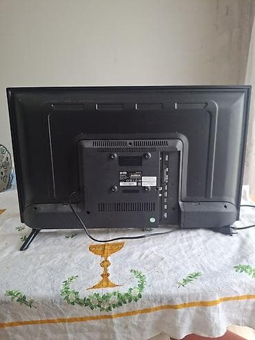 monitori za kompjuter polovni: VOX LED TV – dijagonala oko 32 inča - Tanka crna rama, postolje sa — 2