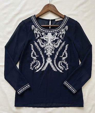 džeparke pantalone: Elegantna bluza dugih rukava u crnoj boji sa bogatim belim vezom — 2