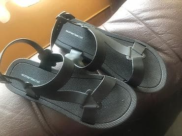 Ženske ravne sandale crne boje brenda women'secret. Izrađene su od