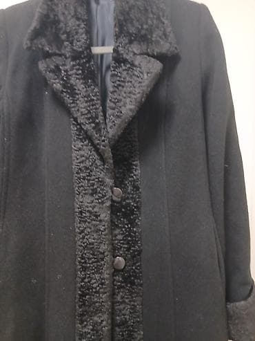 kisne kapi: Elegantni crni ženski kaput sa krznenim detaljima. - Materijal: topla — 2