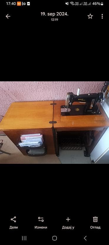 Bagat šivaća mašina u originalnom drvenom stolu – model M75. -