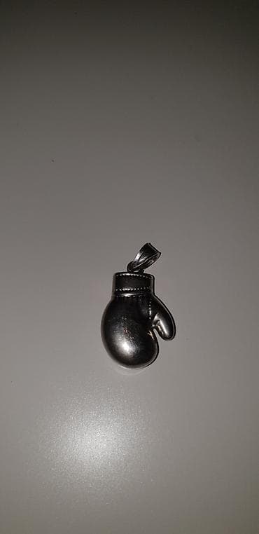 nakit od rozenkvarca: Privezak u obliku bokserske rukavice.Materijal:metal u srebrnoj boji - — 4
