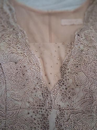 Elegantna haljina od čipke sa ručno našivenim perlicama i štrasom. -