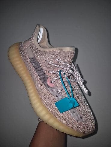 Yezzy lepo odradjene
Urezan boost u djonu
36-48
4000din
SS🖤