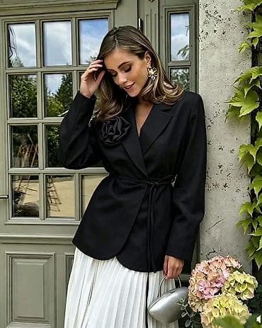 boho tunike: Elegantni ženski blejzer sa cvetnim detaljem

Sako: 2.999 dinara
S M L — 6
