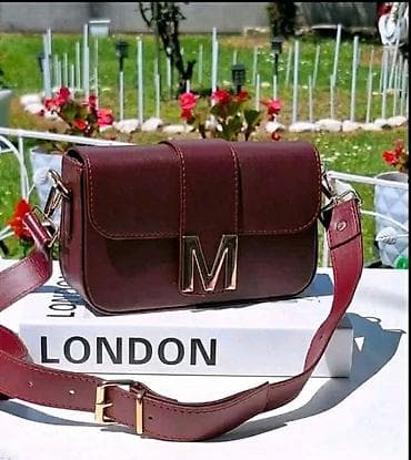 krem boja: Elegantna ženska crossbody torba sa velikim metalnim slovom “M” na — 3