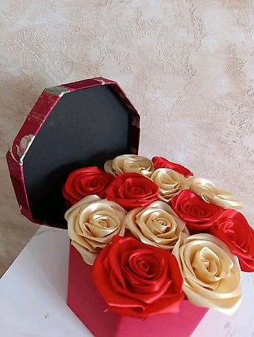 jastuci za ugaonu garnituru: Cvjetna kutija sa ružama od satenskih traka - Elegantna heksagonalna — 1