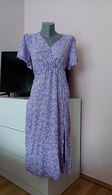 patike dn: Ljubičasta midi haljina s cvetnim printom - Kroj: wrap/pretklop — 2