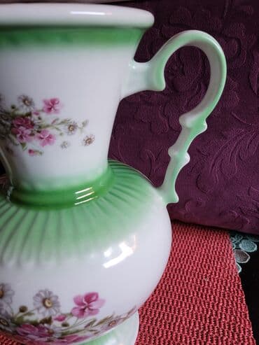 vaza sa cvecem crtez: Vaza nova iz 70ih. god. jugoporcelan. Visina. 27,5cm — 8