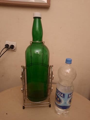 komode sa policama: Velika flasa sa postoljem.
Oko 4,5 l — 3