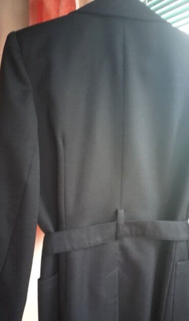 pantalone push up: Elegantni crni sako marke Uno Martin, sa dvorednim kopčanjem i kaišem — 3