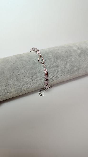 longines beograd: Delikatna narukvica sa ružičastim perlama i motivom srca - Dizajn — 3