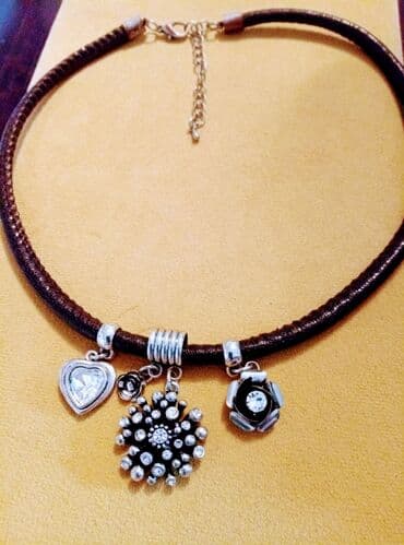 Kozna ogrlica, podesiva na lančiću za kopčanje, prelepa, i za posao i na lalafo.rs Kozna ogrlica, podesiva na lančiću za kopčanje, prelepa, i za posao i