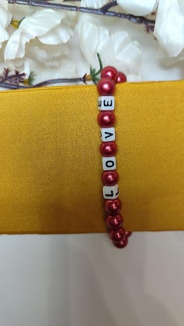 hiruski celik narukvice: Narukvica sa perlama i slovima “LOVE” - Rastegljiva narukvica na — 2
