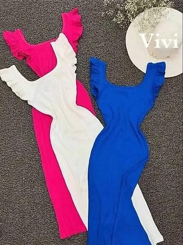 beli tek flis: Ženska rebrasta haljina sa volan rukavima - Model: uska midi haljina — 2