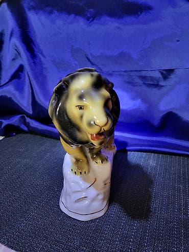 vt401 k: Figura lava,jugoporcelan Titov Veles iz 70ih.god. Porcelanska — 3