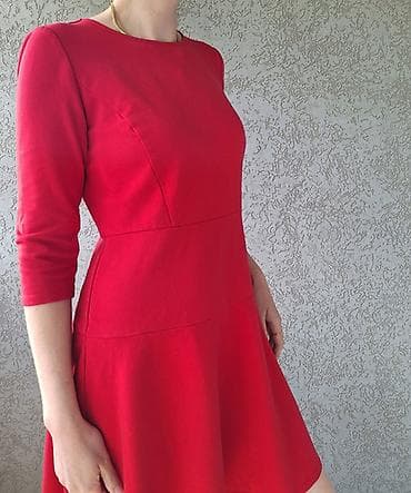 top od satena: Skupocena crvena haljina brenda Ann Taylor. Model je strukiran sa — 2