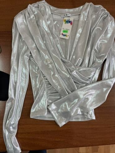 Sweatpants: Srebrna sjajna bluza sa dugim rukavima i preklopljenim V-izrezom — 1