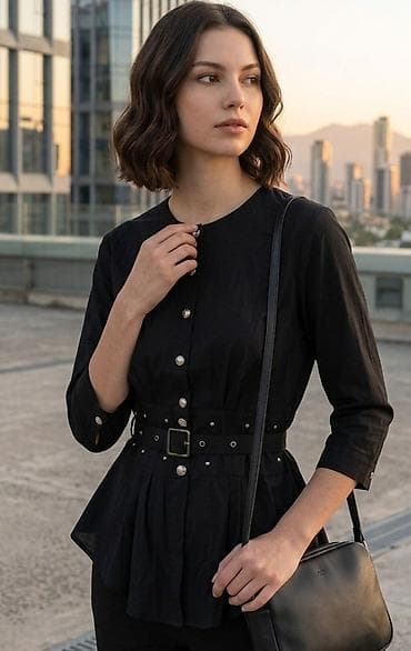 Elegantna crna bluza sa pojasom - Model: ženska bluza sa dugmadima po