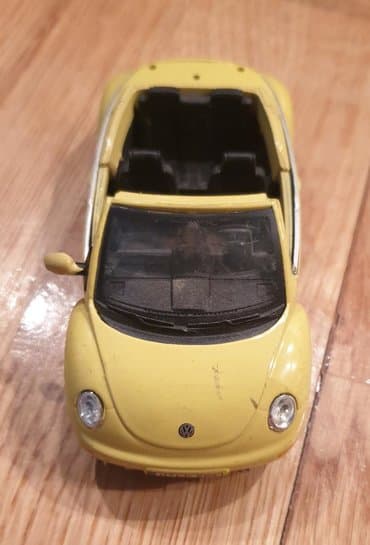 Figurice i makete: Volkswagen VW Beetle Buba kabriolet zuti automobilcic igracka. Fali — 4
