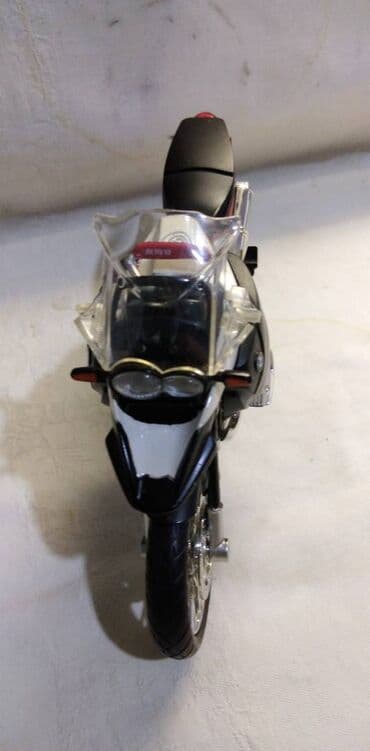 fizika sa zbirkom zadataka i prirucnikom za laboratorijske vezbe za 1 razred: Motor Rastar BMW R 1200, 1:9 (24 cm.), China,slomljen volan — 2