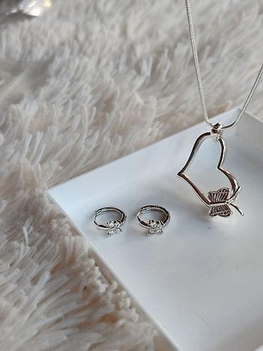 Set nakita žig 925 Elegantni set od srebra 925 sastoji se od: -