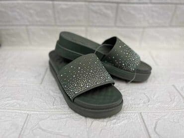 crocs zenske klompe: 36-40
1600 din
Roba sa kosova — 9