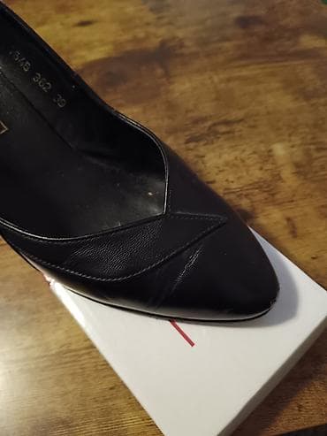 kozne jakne stradivarius: Elegantne ženske salonke – crne - Model: klasične salonke sa — 2