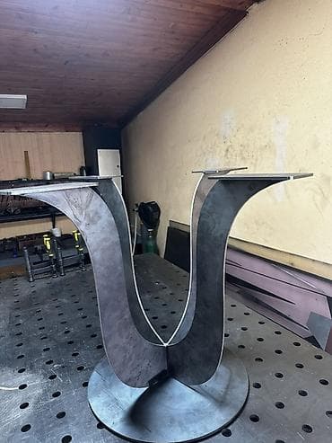ugaone forma ideale cena: Prodajem metalno postolje seceno na laseru, sa skrivenim varovima — 1