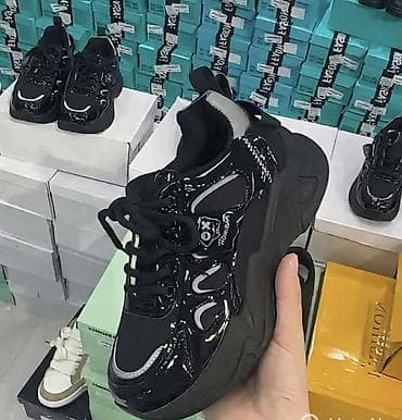 asics bele patike: Crne chunky patike sa sjajnim lak-finišem - Dizajn: masivni „chunky“ — 2