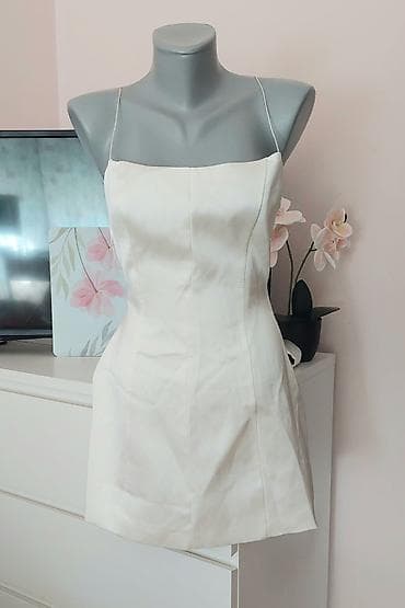 odece: Kratka satenska haljina na bretele – boja šampanj/ivori. - Model — 3