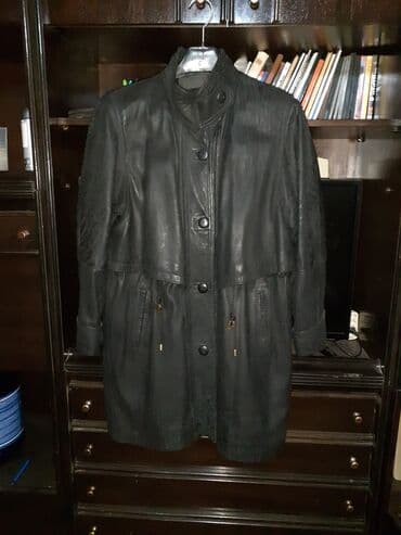 Košulje, bluze i tunike: Ženska kožna jakna/kaput, crna, dužine do sredine butine. - — 1