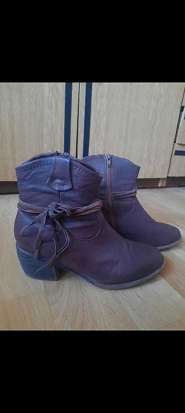 Kožne čizme, izuzetnog kvaliteta. Udobne, tople, savršeno stoje