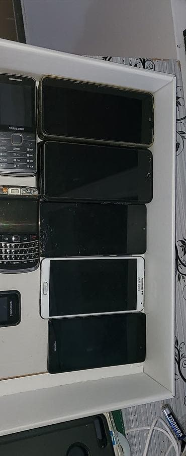Oko 10 isprqvnih i 5 ne ispravnih telefona. cena je 15000 za sve
