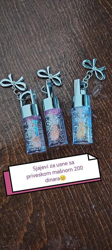 Sjajevi za usne sa priveskom u obliku mašne. - Prozirna formula sa na lalafo.rs Sjajevi za usne sa priveskom u obliku mašne. - Prozirna formula sa