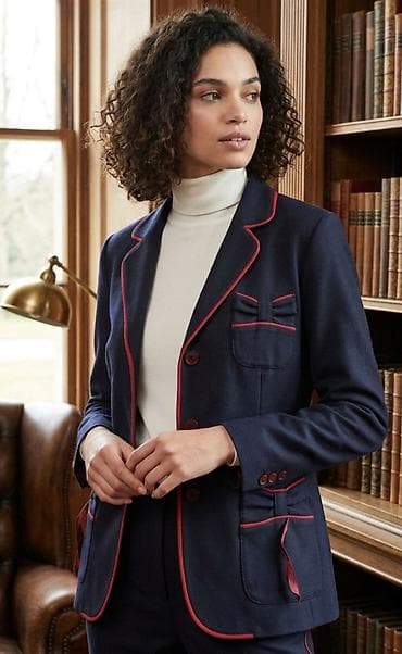 Ženski sako i pantalone – elegantan tamnoplavi komplet sa crvenim