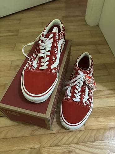 pantalone na crtu: Predstavljamo uniseks Vans Old Skool patike u crvenoj boji. Ove patike — 6