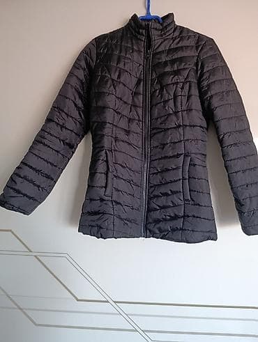 Crna štepana jakna sa rajsferšlusom. Ima dva džepa sa strane. Lagana i