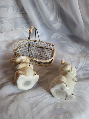 Kuhinjski setovi: Slanik nov porcelanski sa korpicom medvedici. Visina. 7,5cm — 7