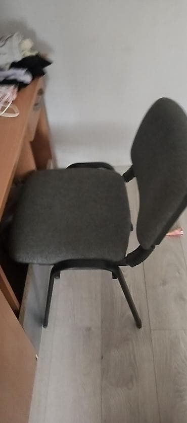 Kancelarijska/studentska stolica sa tapaciranim sedištem i naslonom