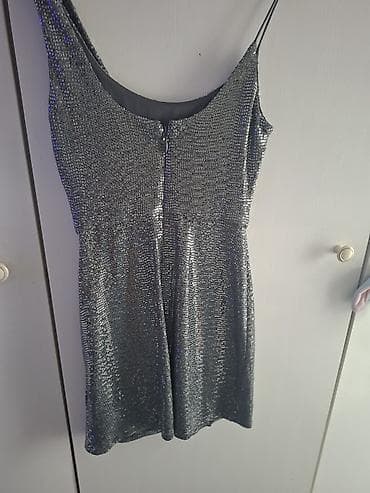 Srebrna mini haljina sa šljokicama - Kroj: mini dužina, uski gornji — 2