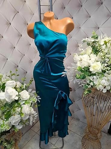 Elegantna asimetrična večernja haljina od satena u smaragdno