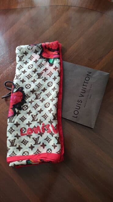 Louis Vuitton monogram roses ešarpa. Louis Vuitton monogram roses — 2