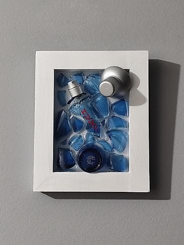 alfa 21: Epoxy slika od razbijene flasice parfema Hugo Boss Dark blue U ponudi — 3