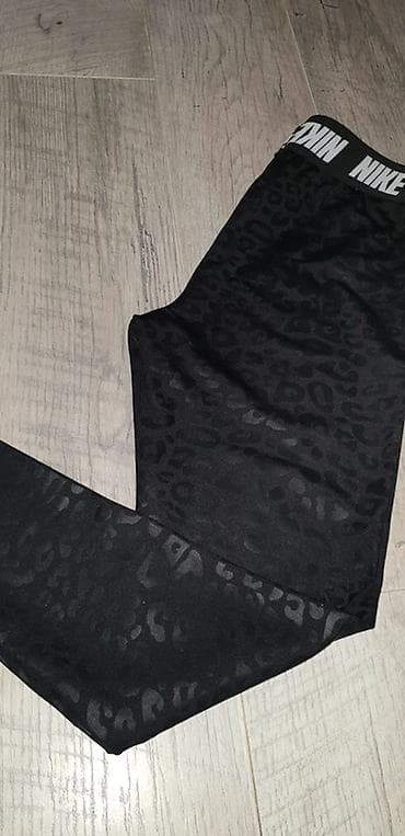 zenske sandale akcija: Nike ženske helanke – crne sa suptilnim animal printom. Elastični — 3