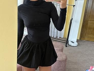 haljine za apsolventsko vece: Crna mini haljina sa dugim rukavima i visokim okovratnikom. Gornji deo — 2